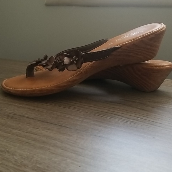 EUC Italian leather flip flops - Picture 2 of 7